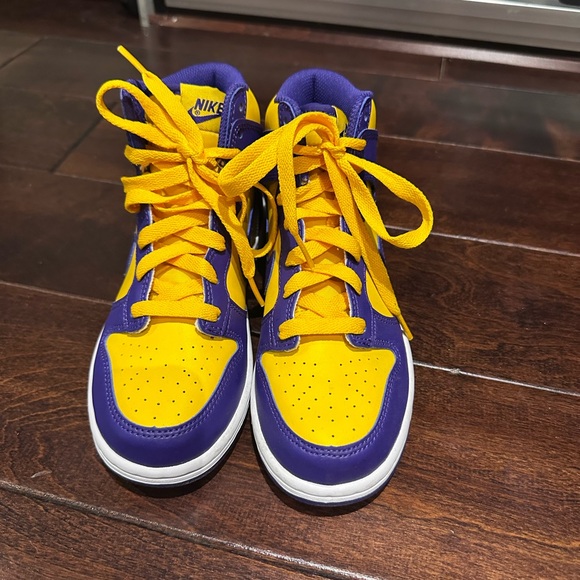 Kids Nike Dunk High Retro Lakers Sneakers - Size 2 - Picture 3 of 6